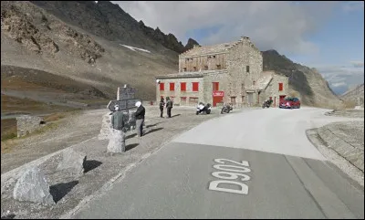 En trois lettres : il est parfois bloqué par la neige. La voyelle est un ...