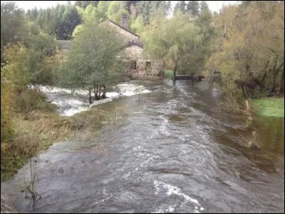 En trois lettres : il vaut mieux que la rivière reste dans le sien. La voyelle est un ...