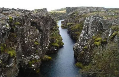 En quatre lettres : fossé d'effondrement correspondant à une fracture de l'écorce terrestre. La voyelle est un ...