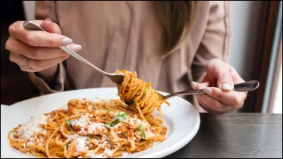 Quelle figure de style est à l'oeuvre dans cette phrase : "Parler en mangeant, manger en parlant" ?
