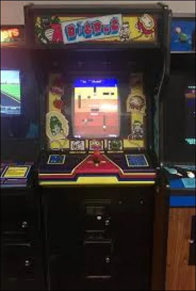 Dans quel jeu d'arcade Dustin a-t-il été battu par Maxine ?