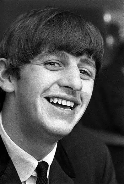 C'est l'un des Beatles, batteur jusqu'&agrave; leur s&eacute;paration en 1970, et chanteur dans "Yellow Submarine" : il se pr&eacute;nomme ...