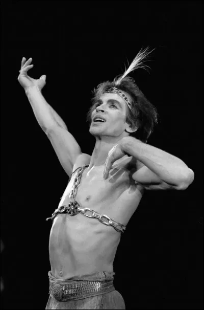 Ce danseur au Kirov de Leningrad puis au Royal Ballet de Londres, directeur du ballet de l'Op&eacute;ra national de Paris ; &eacute;galement chor&eacute;graphe, il a mont&eacute; &agrave; Vienne "Le Lac des cygnes" et "La Belle au bois dormant" : il se pr&eacute;nomme ...