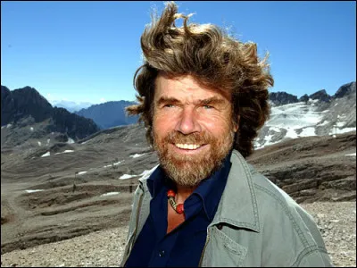 Cet alpiniste italien, n&eacute; dans le sud-Tyrol est connu pour avoir r&eacute;alis&eacute; les premi&egrave;res ascensions de l'Everest sans apport d'oxyg&egrave;ne en 1978 et 1980. Il est le premier &agrave; avoir gravi les quatorze sommets de plus de 8 000 m&egrave;tres. C'est ... Messner.