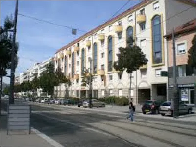Nous sommes à présent en Auvergne-Rhône-Alpes, à Bron. Ville de la métropole Lyonnaise, elle se trouve dans le département ...