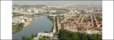 Nous sommes en Île-de-France, à Choisy-le-Roi. Ville de plus de 45 000 habitants, s'étendant de part et d'autre de la Seine, dans l'arrondissement de L'Haÿ-les-Roses, elle se situe dans le département ...