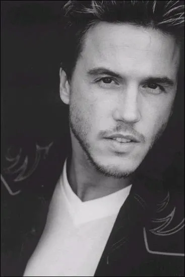 Lochlyn Munroe est dans la saga: