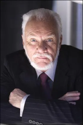 Malcolm McDowell est dans la saga :