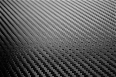 Mis au point en 1963, quel matériau, combiné aux plastiques, les rend plus résistants que l'acier ?