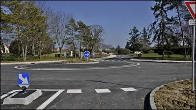 Obligatoire en France depuis le 25 mars 1907, sur quelle place parisienne a été installé le premier sens giratoire ?