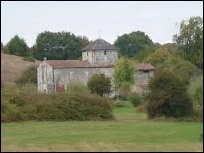 Nous terminons notre balade avec cette vue de l'église Notre-Dame de Vieux-Ruffec. Commune Néo-Aquitaine, dans l'arrondissement de Confolens, elle se situe dans le département ...
