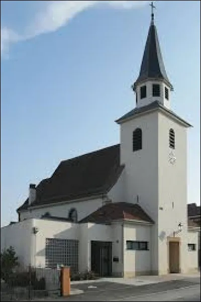Vous avez sur cette image l'église Saint-Ulrich de Niffer. Commune du Grand-Est, dans l'agglomération Mulhousienne, elle se situe dans le département ...