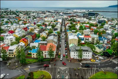 Que signifie le nom de la ville de Reykjavík ?