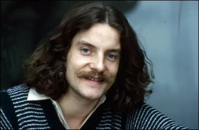 ''Elle a dû faire toutes les guerres pour être si forte aujourd'hui, elle a dû faire toutes les guerres de la vie et l'amour aussi''. De quelle chanson de Francis Cabrel ces paroles sont-elles extraites ?