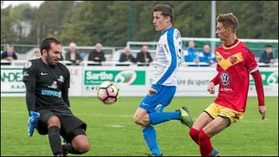 Lors de quelle saison Victor Simon a-t-il fait ses débuts de professionnel ?