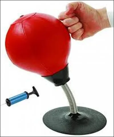 Dans quoi frappe-t-on généralement ?