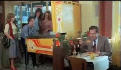 Complétez la phrase du commissaire quand il crie sur les jeunes : ''Ça fait 4 ans, ça fait 4 ans que vous... !''