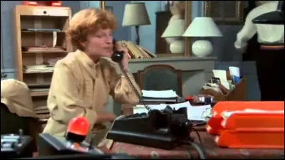 Selon la directrice, qu'est-il interdit de faire dans les toilettes et que Bébel fait pourtant ?