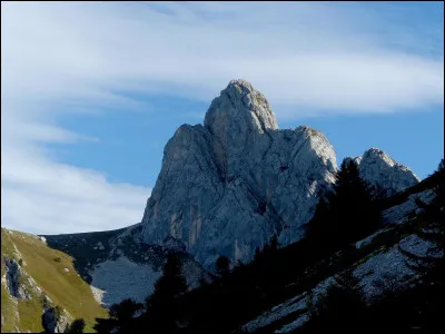 En trois lettres : on le dit solide. La voyelle est un ...