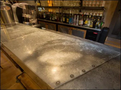 En quatre lettres : on y pose la tasse de café. La voyelle est un ...