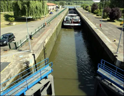 En trois lettres : il faut le passer, entre le bief amont et le bief aval. La voyelle est un ...