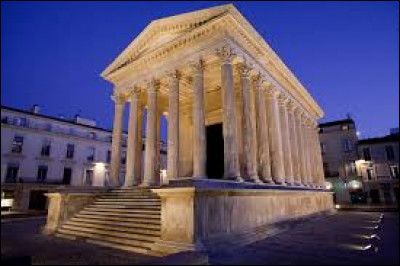 La Maison Carrée qui est un temple romain se situe dans la ville de Nîmes.