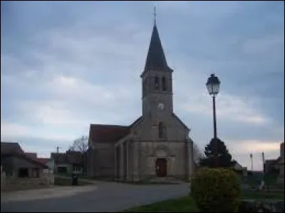 Village Saône-et-Loirien, bâti sur un flanc de colline, Champagny-sous-Uxelles se situe en région ...