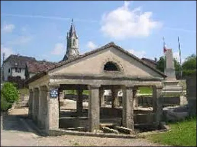 Sur cette image, vous avez le lavoir au premier plan et derrière le clocher de l'église Saint-Valère de Fêche-l'Église. Commune du Territoire de Belfort, elle se situe dans l'ancienne région ...