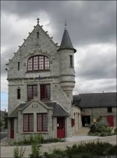 Voici la mairie de style néogothique de La Chapelle-Erbrée. Commune Bretillienne, elle se trouve en région ...