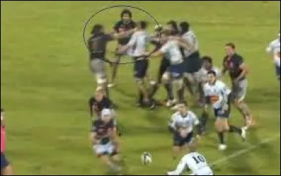 Quel célèbre rugbyman avait flaqué un coup de poing à Marc Giraud sur le terrain ?