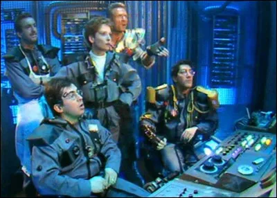 Quel est le titre de série télévisée créée par le groupe d'humoristes ''Les Nuls'' ?