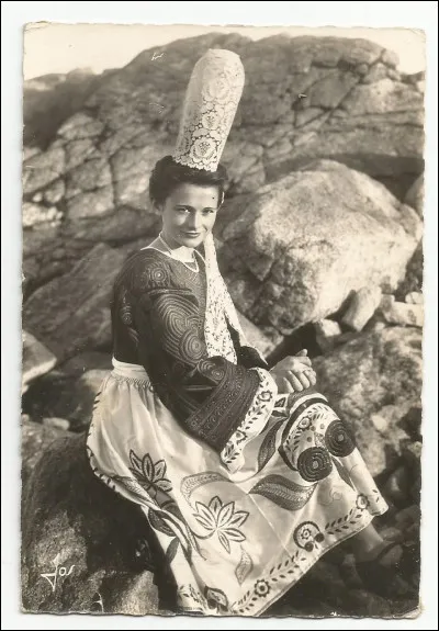 Le bourdon irrégulier, à gros renflements, employé comme ornement a pour nom...