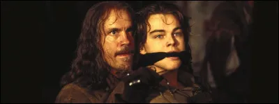 A quel moment, Aramis, Atos et Portos échangent-ils Philippe contre Louis ?