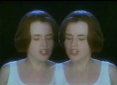 Voilà une image tirée de la première version d'un clip. De quelle chanson est-ce la vidéo ?