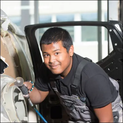 Sachant que les apprentis seront à l'atelier 4 jours par semaine, par rapport à la question 1, combien de jours devront-ils effectuer pour finir ce travail ?