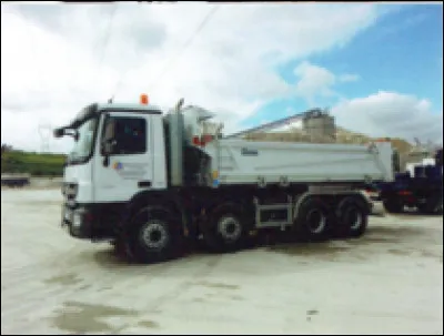 Pour abattre un mur, il a fallu 6 jours. 7 camions transportant au maximum 6 m³ ont été nécessaires pour enlever les gravats. 
Combien de camions de charge de 7 m³ aurait-il fallu pour effectuer ce travail ?