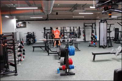 Un abonnement de fitness coûte 650 CHF pour 12 mois de 3 heures au maximum par jour.
À combien lui reviendrait le même abonnement pour 6 mois de 2 heures au maximum par jour ?