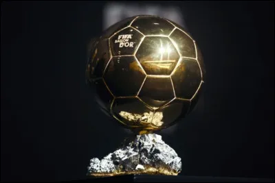 Qui est le seul joueur à avoir gagné le Ballon d'or alors qu'il évoluait en France ?