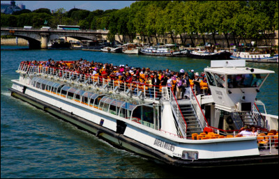 Dans quelle ville française peut-on faire du tourisme fluvial à bord d'un bateau-mouche ?