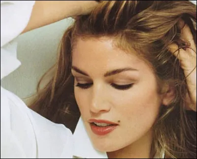 Quel était le nom de la mouche (faux grain de beauté) que les femmes se mettait au coin de la bouche au 18 e siècle ?