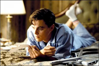 Arriv&eacute; &agrave; son nouveau lyc&eacute;e, Frank Abagnale se fait passer pour...