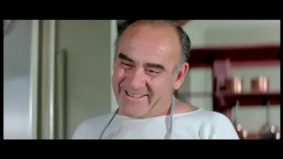 Avec quelle arme ce restaurateur menace-t-il le critique gastronomique ?