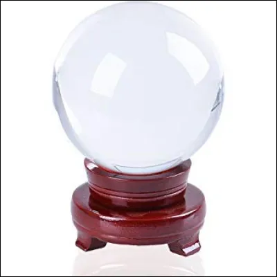 La boule de cristal appartient à...