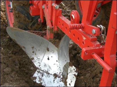 En trois lettres : il fend la terre. La voyelle est un ...