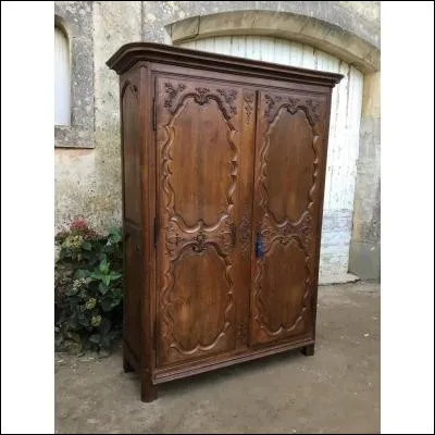 En trois lettres : elle accompagnait la jeune mariée. La voyelle est un ...