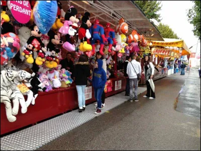 En trois lettres : il est parfois gros, parfois de consolation. La voyelle est un ...