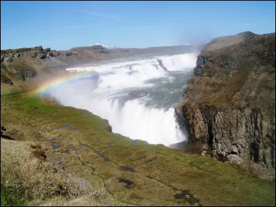 Voici la cascade de Gullfoss ("cascade dorée") en Islande. Elle fait partie d'un ensemble de trois sites remarquables proches. Quel nom donne-t-on à cet ensemble ?