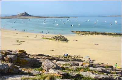 Dans quel département français pourrez-vous vous promener en bord de mer à Sables-d'Or-les-Pins ?