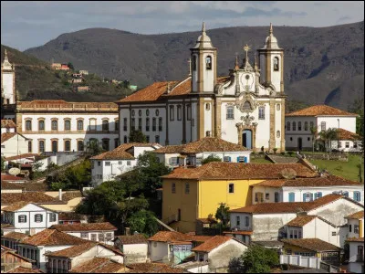 Voici la ville d'Ouro Preto ou "Or Noir" en français. Dans quel pays d'Amérique latine se situe-t-elle ?