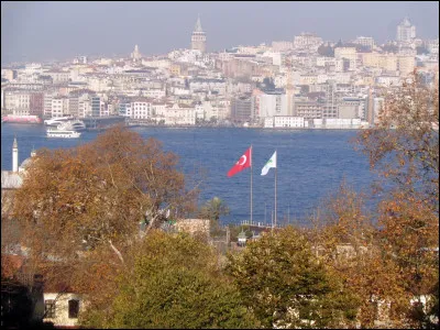 Dans quelle ville pourrez-vous traverser le pont de Galata permettant de franchir la Corne-d'Or ?